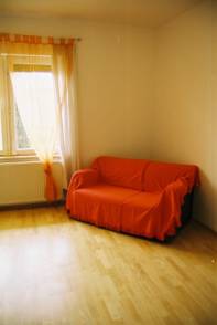 Oranges Zimmer, Sofa